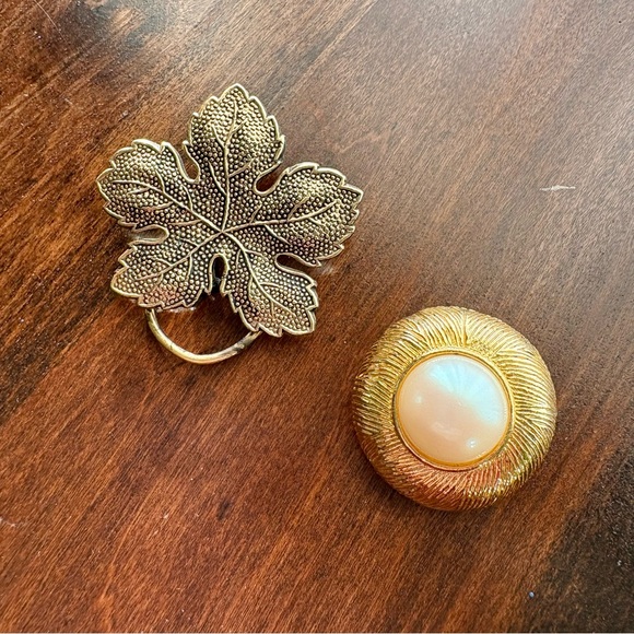 Set of 2 vintage scarf clips maple leaf and faux pearl cabochon - Picture 1 of 6